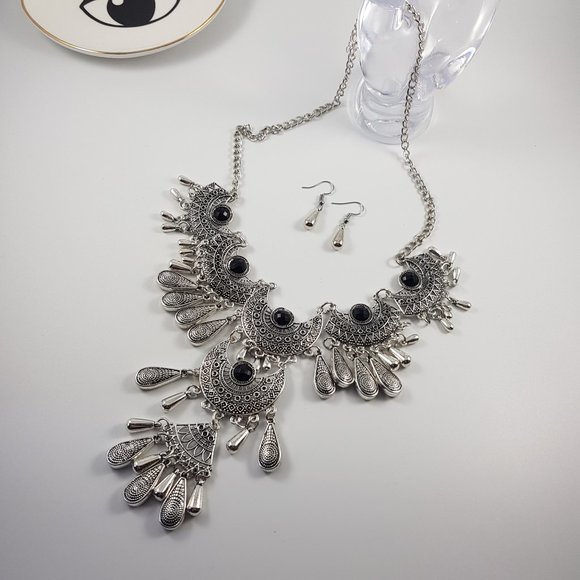 Jewelry - 🌈 Stylish boho statement necklace